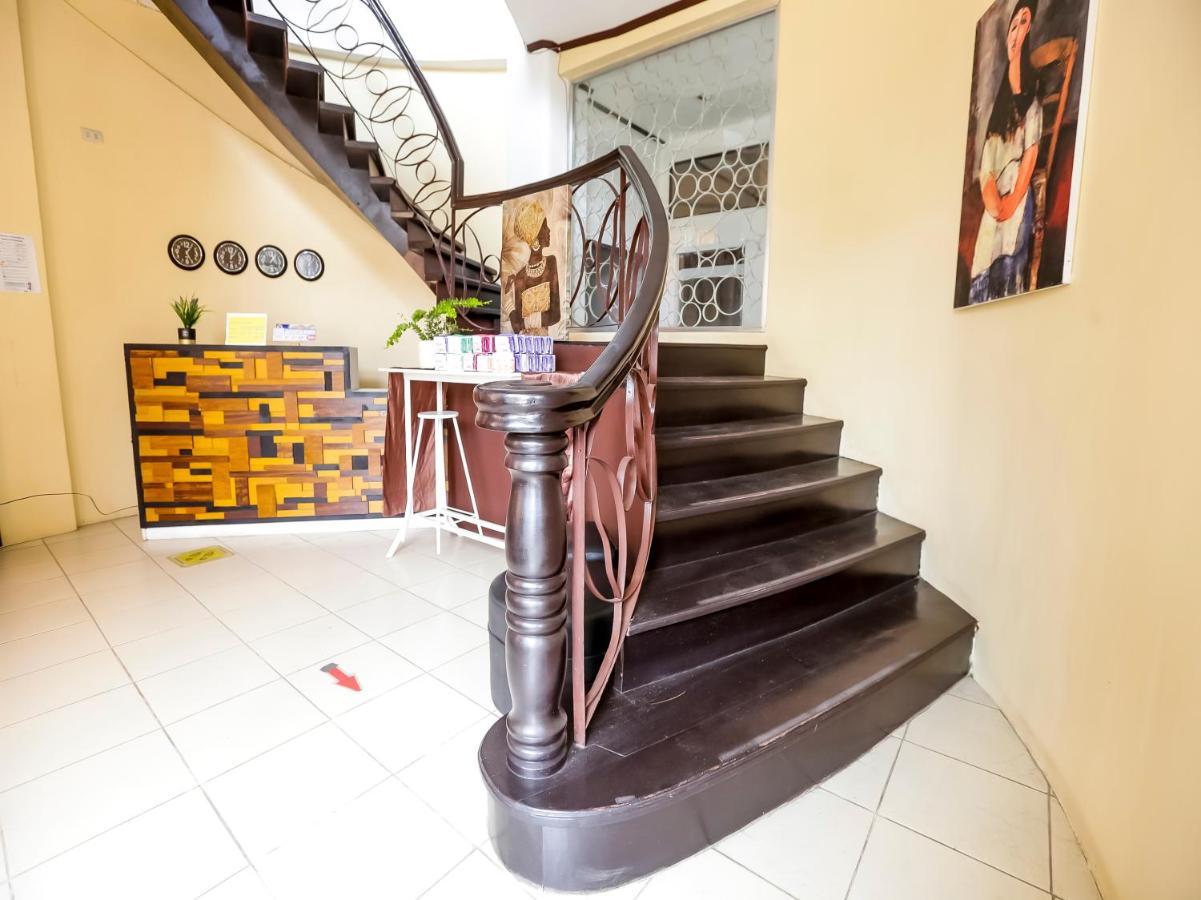 Oyo 759 Royal South Garden Suites Tagaytay City Kültér fotó